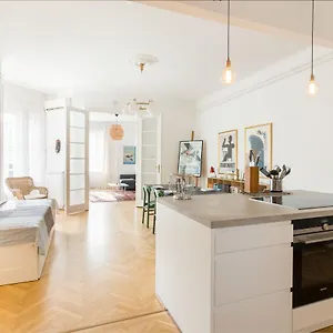Апартаменты Klauzal W/3 Bedrooms, French Balcony, Будапешт